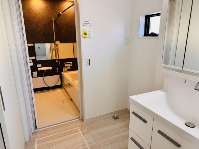 八王子市　絹ケ丘　新築一戸建て　３期の脱衣所|～窓付きで明るい洗面所　換気もしやすいです～