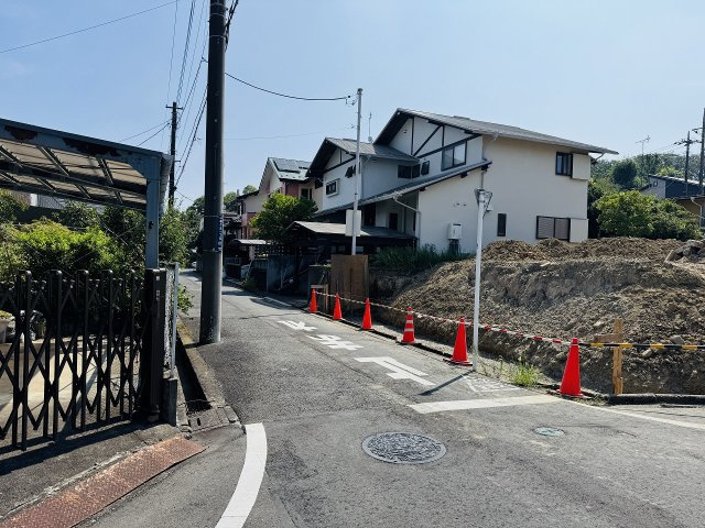 八王子市　絹ケ丘　新築一戸建て　３期の前面道路含む現地写真|～北西側4.5ｍ・南西側6ｍ道路に面しています～