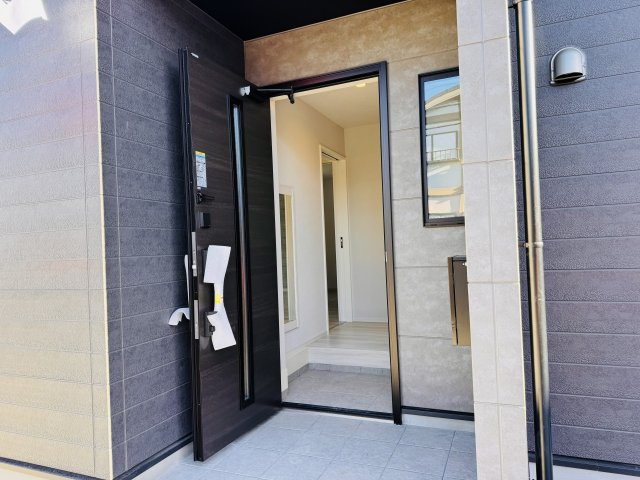 八王子市　絹ケ丘　新築一戸建て　３期の玄関|～玄関は安心のWロックキーを採用～