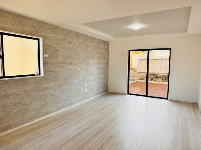 八王子市　絹ケ丘　新築一戸建て　３期の居間・リビング|～18.0帖の明るいLDKで家族団欒の時間をお過ごしいただけます～