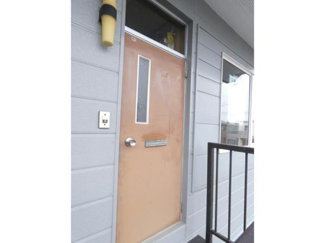 カネサマンションの玄関