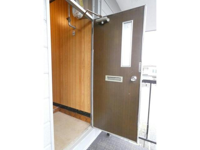 カネサマンションの玄関