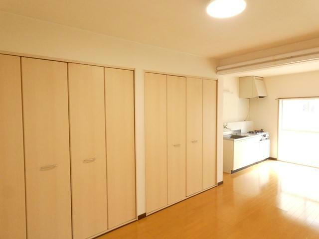東川町１３－２１　1棟2戸の居間・リビング
