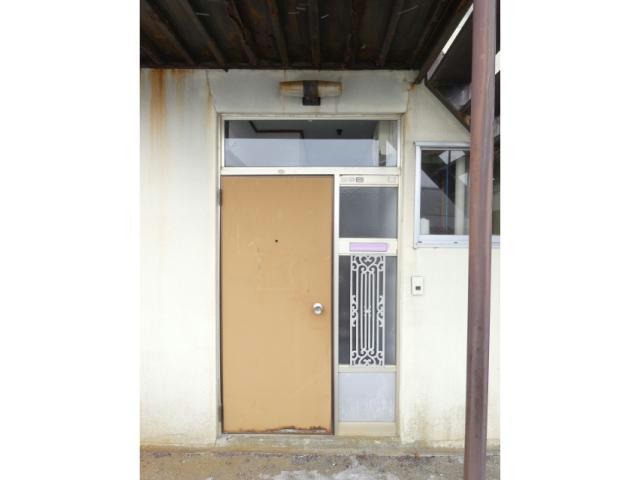 マル義ハイツの玄関