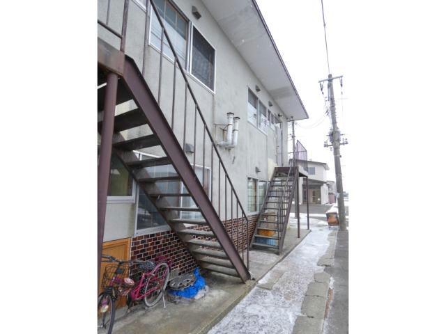 マル義ハイツの玄関