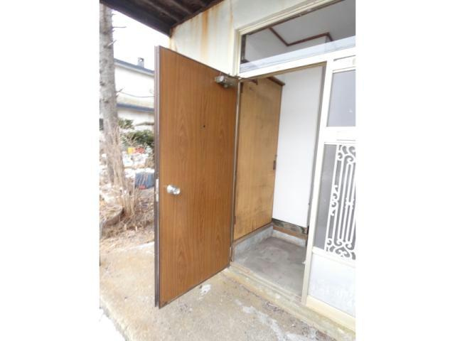 マル義ハイツの玄関