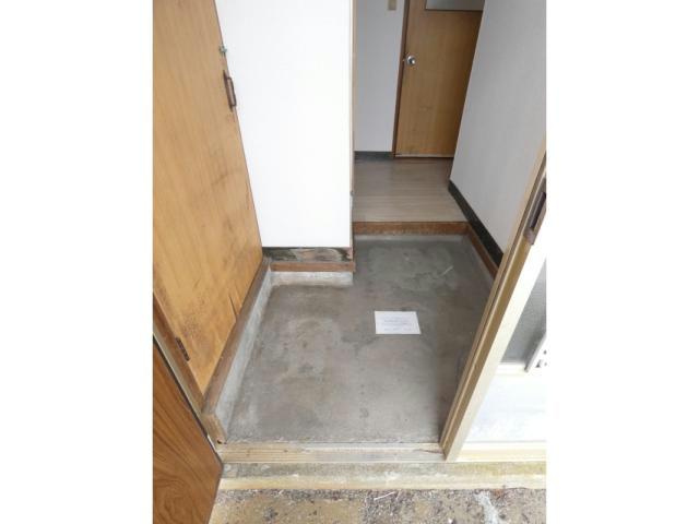 マル義ハイツの玄関