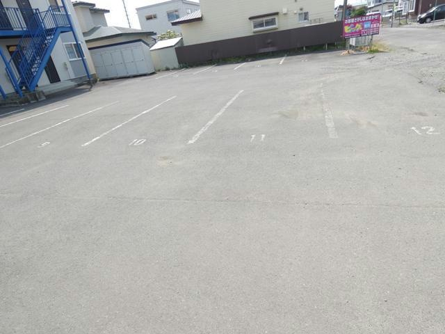 メゾンアルテシアの駐車場