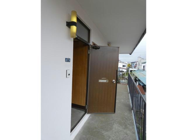 松田マンションの玄関