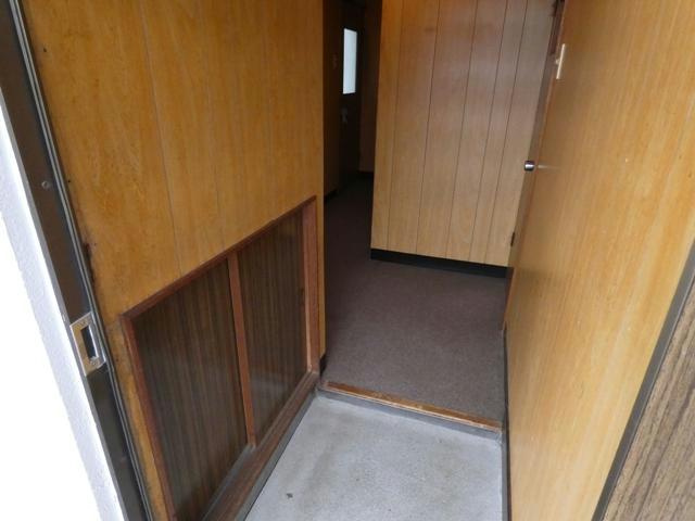 松田マンションの玄関