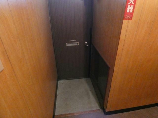 松田マンションの玄関