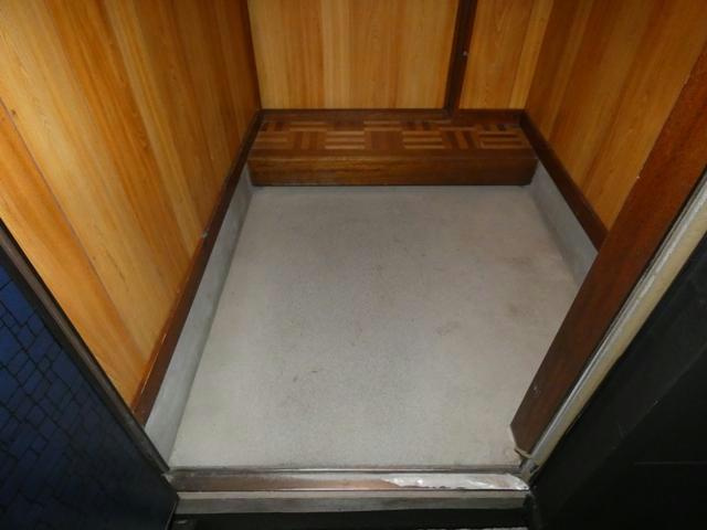 富士見東棟の玄関