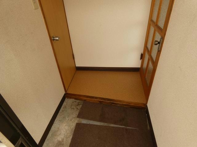 協輪ハイツの玄関