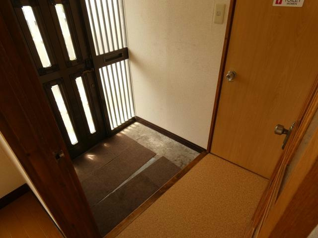 協輪ハイツの玄関