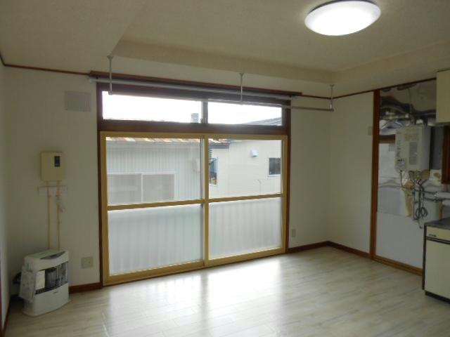 カネ山ハイツB（光和）の居間・リビング