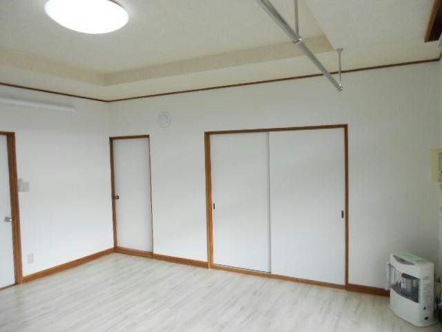 カネ山ハイツB（光和）の居間・リビング