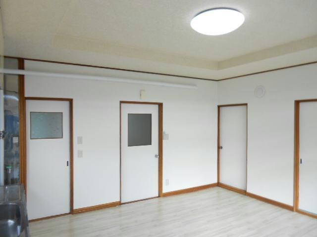 カネ山ハイツB（光和）の居間・リビング