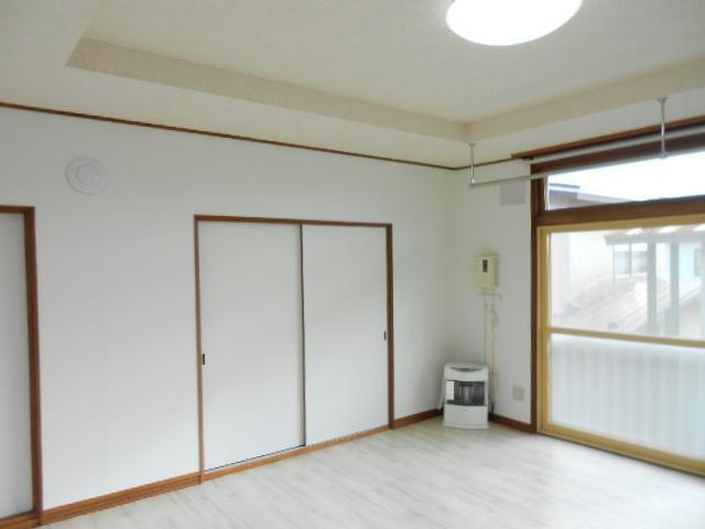 カネ山ハイツB（光和）の居間・リビング