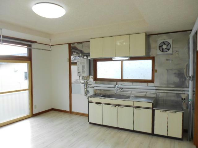 カネ山ハイツB（光和）の居間・リビング