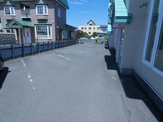 コーポレーションさとみの駐車場