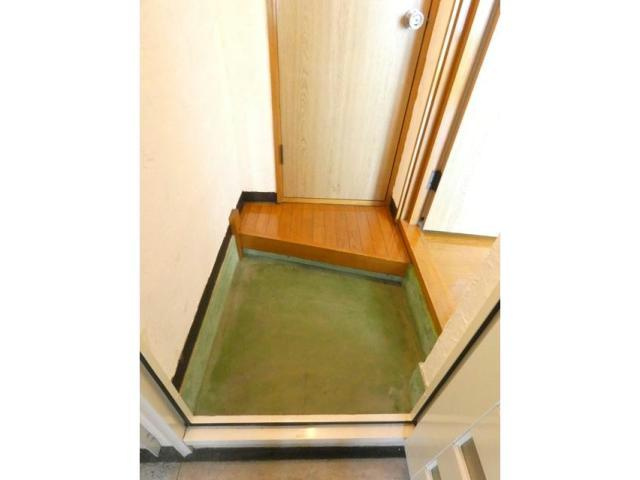 コーポレーションさとみの玄関