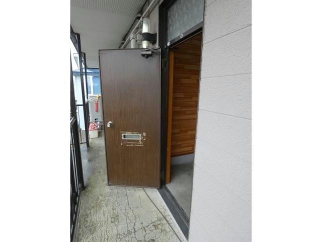 菅マンションの玄関