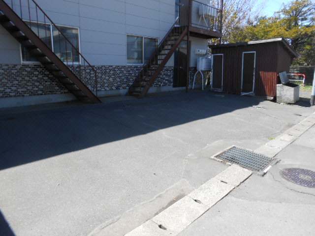 ハウスニクスの駐車場