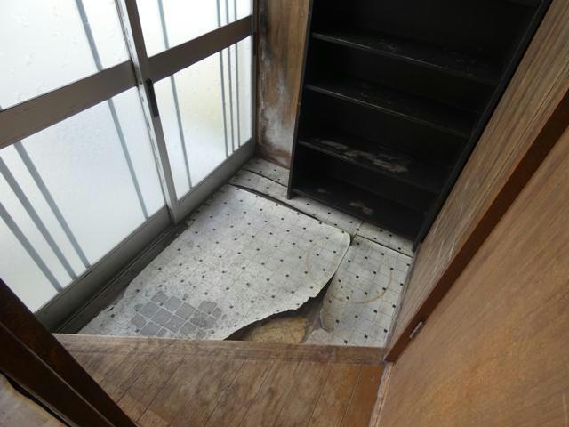大王マンションの玄関