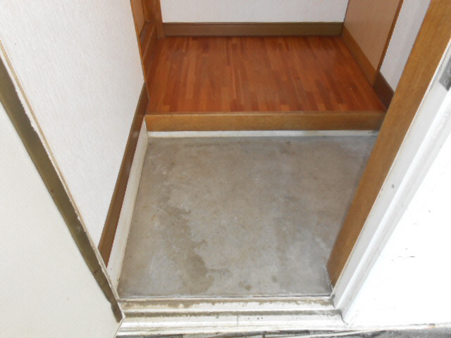 新開ハイツの玄関