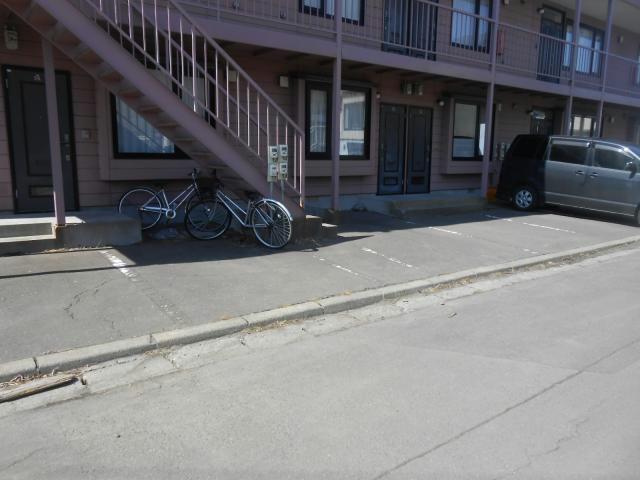 イシュタール鶴巣の駐車場