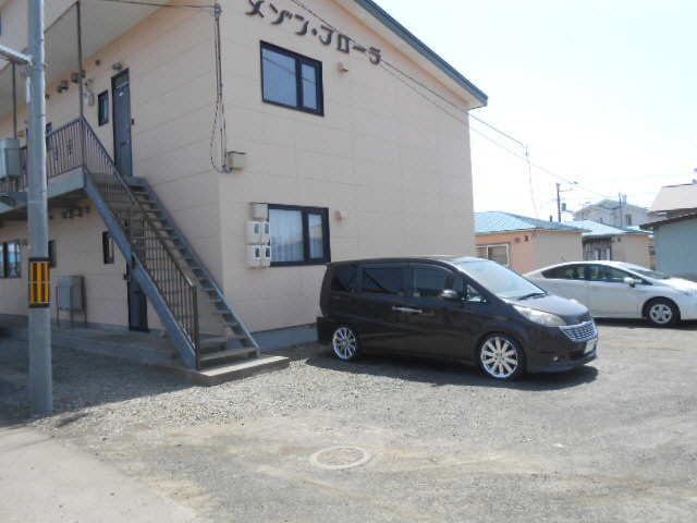 メゾンフローラの駐車場