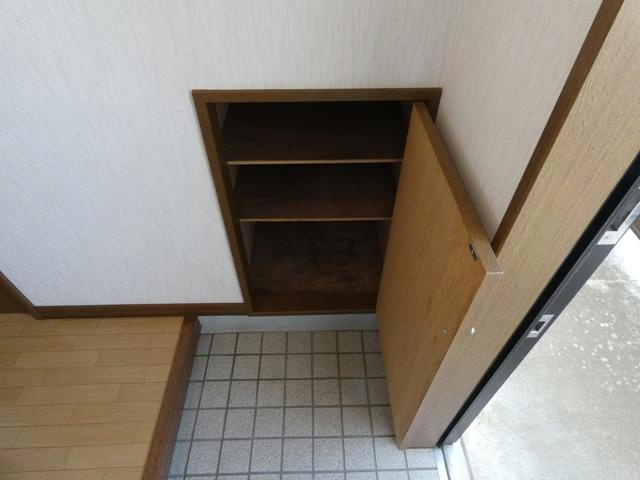 メゾンフローラの玄関