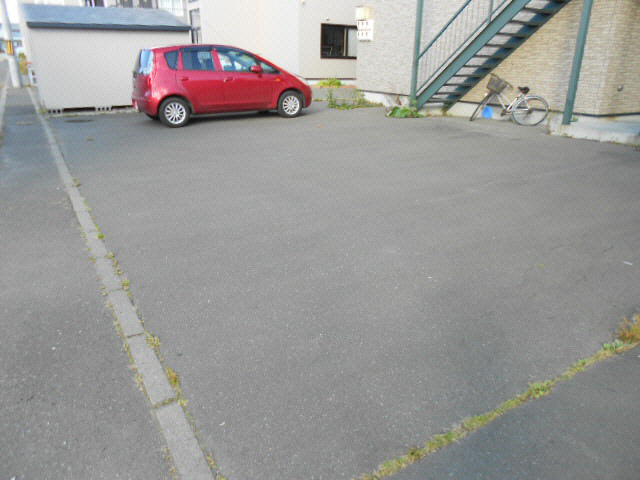 ハイツ雄飛の駐車場