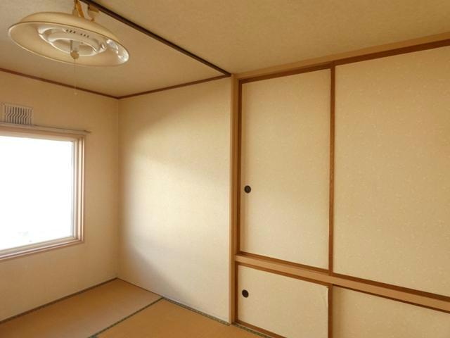 拓穂ハイツ（愛国東2-6-23）の居間・リビング