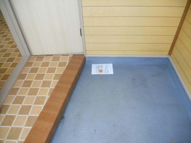 拓穂ハイツ（愛国東2-6-23）の玄関