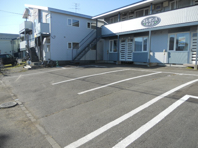 エレガンスハイツの駐車場