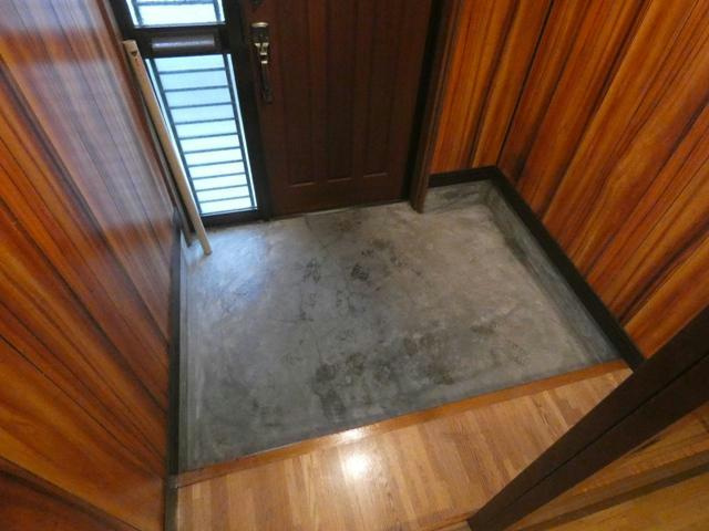 高橋マンションの玄関