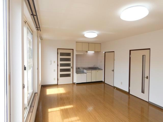 拓穂ハイツ（若葉４－４５）の居間・リビング