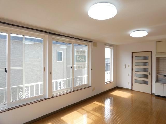 拓穂ハイツ（若葉４－４５）の居間・リビング