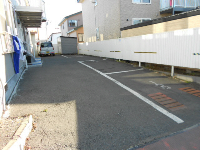 拓穂ハイツ（若葉４－４５）の駐車場
