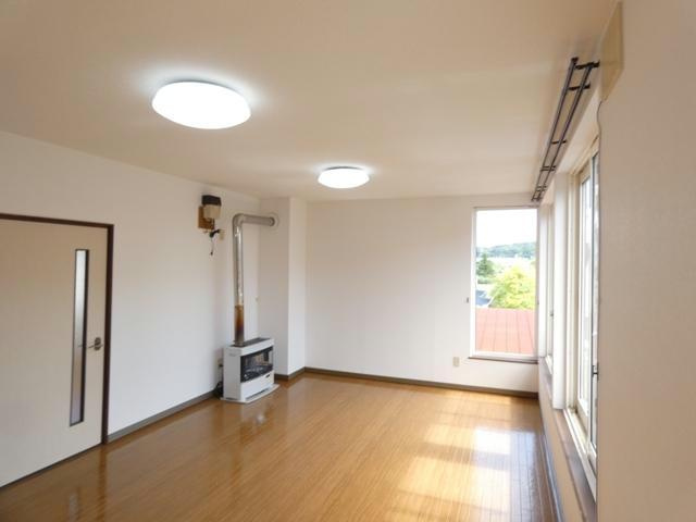 拓穂ハイツ（若葉４－４５）の居間・リビング