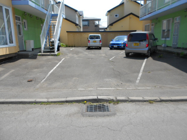 ハイツあいうえおの駐車場