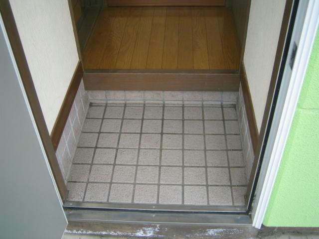 ハイツあいうえおの玄関