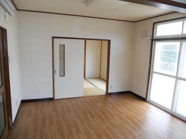 喜代丸ハイツの居間・リビング