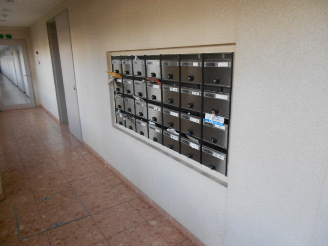 芦野マンション４号棟のエントランス