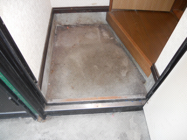 ファーストハイツの玄関