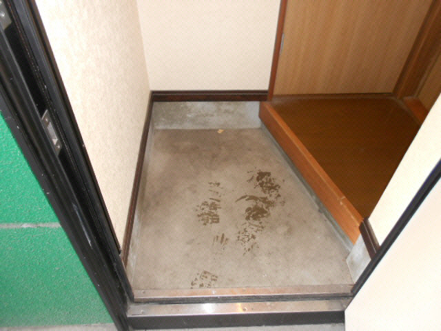 ファーストハイツの玄関