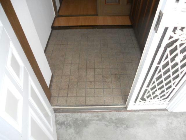 月田マンションの玄関