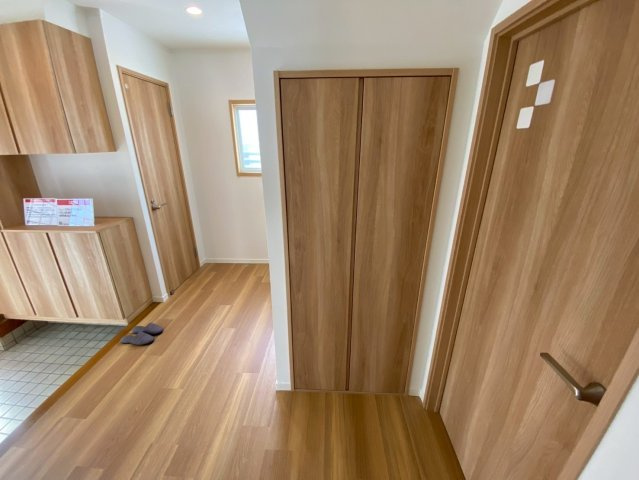 平子町長池上の玄関