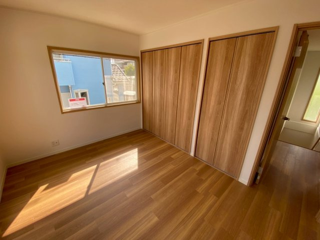 平子町長池上の洋室